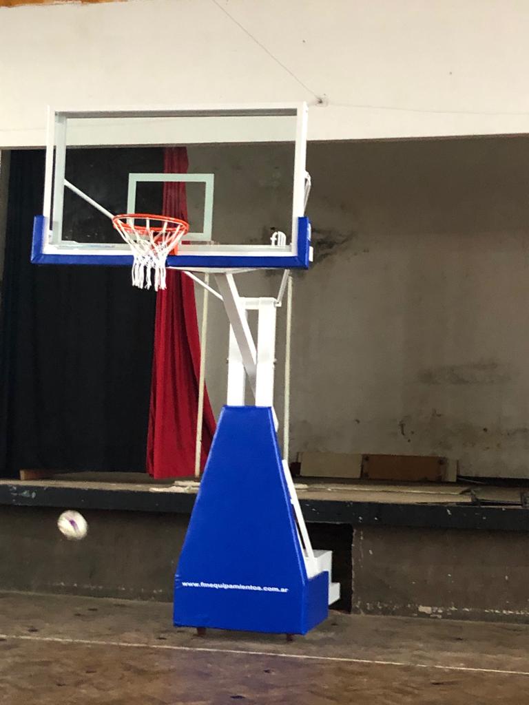 Jirafa de básquet profesional instalada
