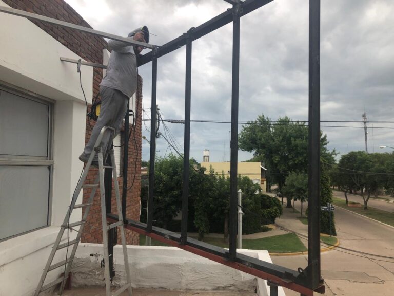 Instalando pantalla gigante exterior