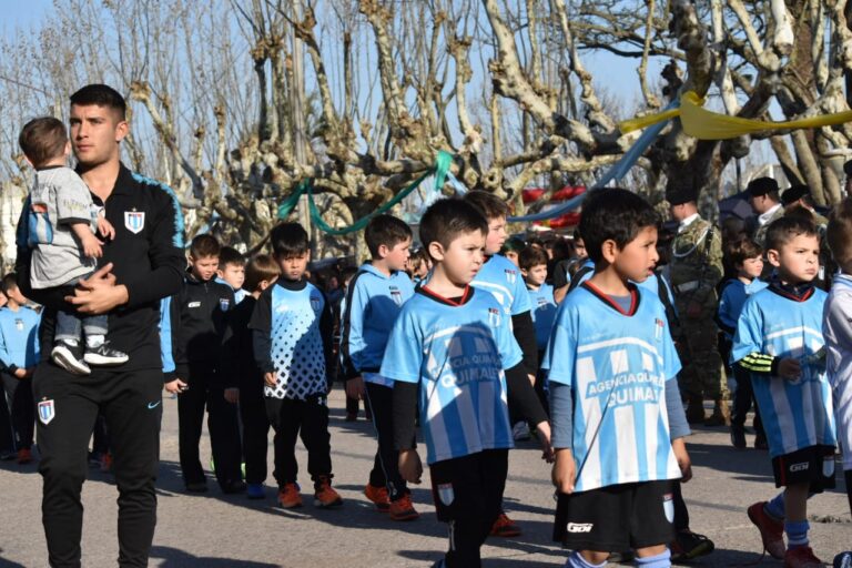Desfile escuela de futbol 6 de Agosto
