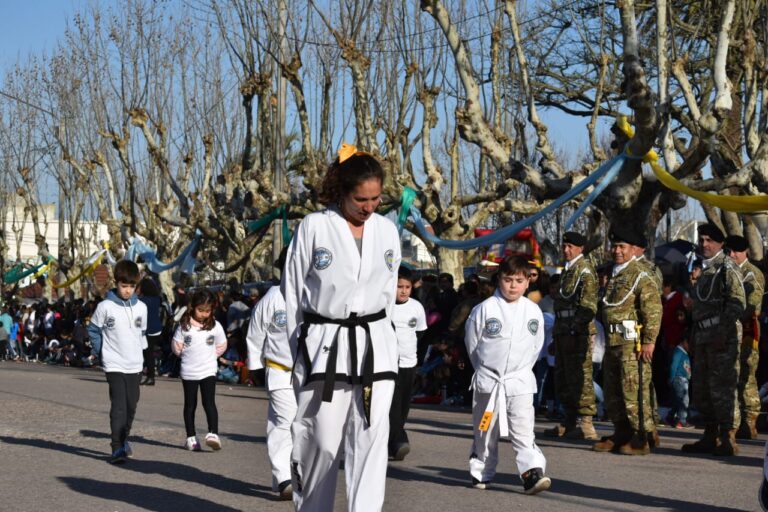 Desfile escuela taekwondo