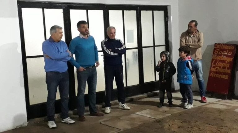 Primer ingreso a la cancha de quienes salieron últimos del derrumbe
