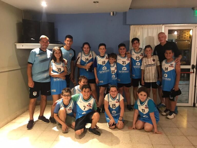 Presentamos la nueva camiseta de la escuela de básquet
